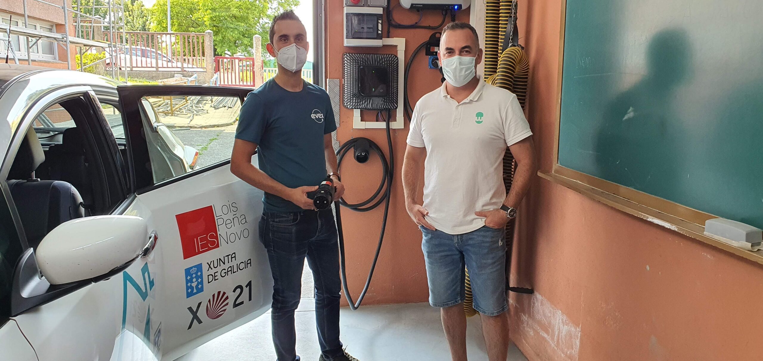 Usuario cargando su vehículo de forma sencilla con soluciones de EVEX Movilidad