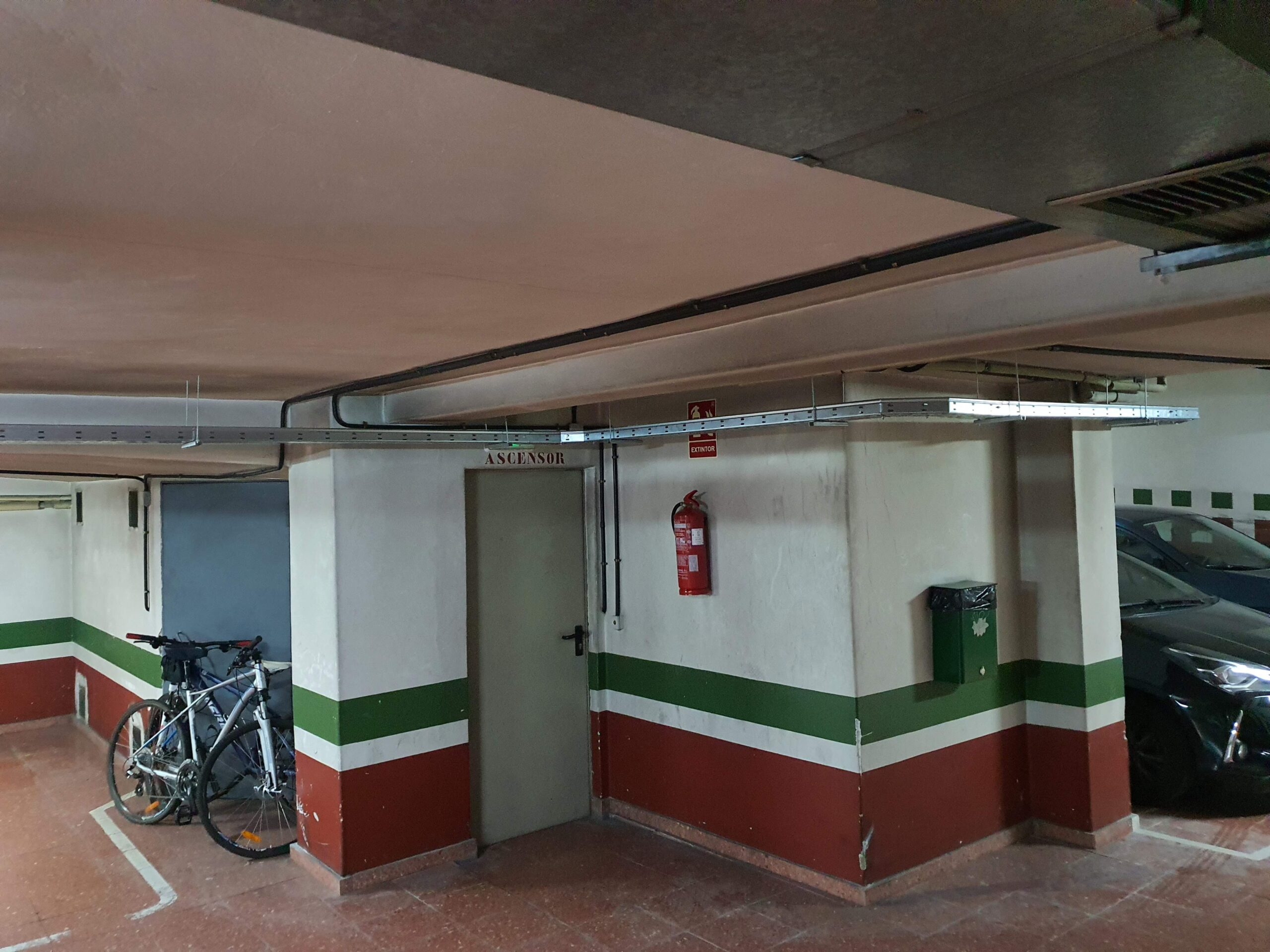 Punto de recarga para coche eléctrico instalado en vivienda unifamiliar en Pontevedra