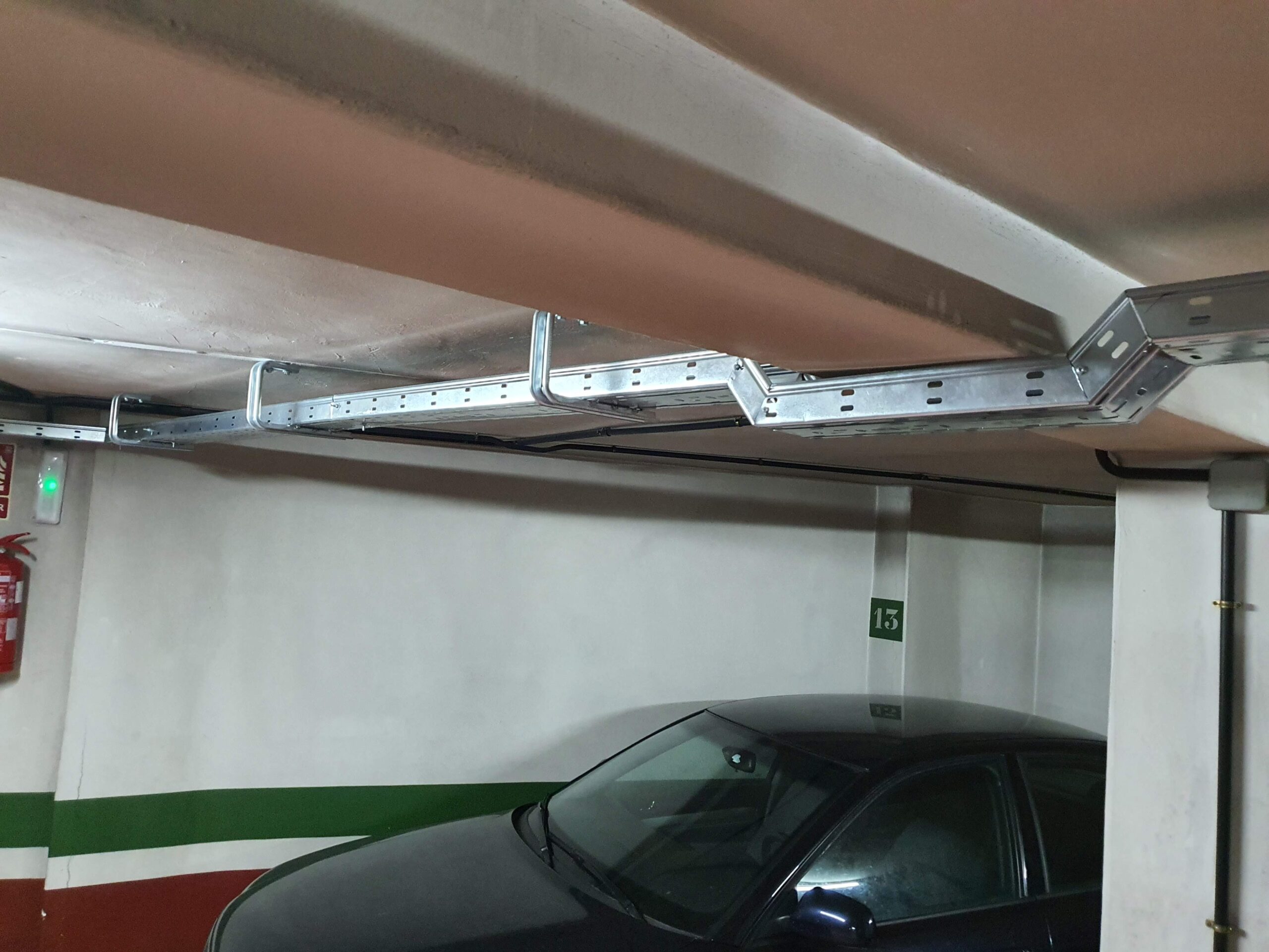 Técnico especializado realizando mantenimiento preventivo de un cargador de coche eléctrico