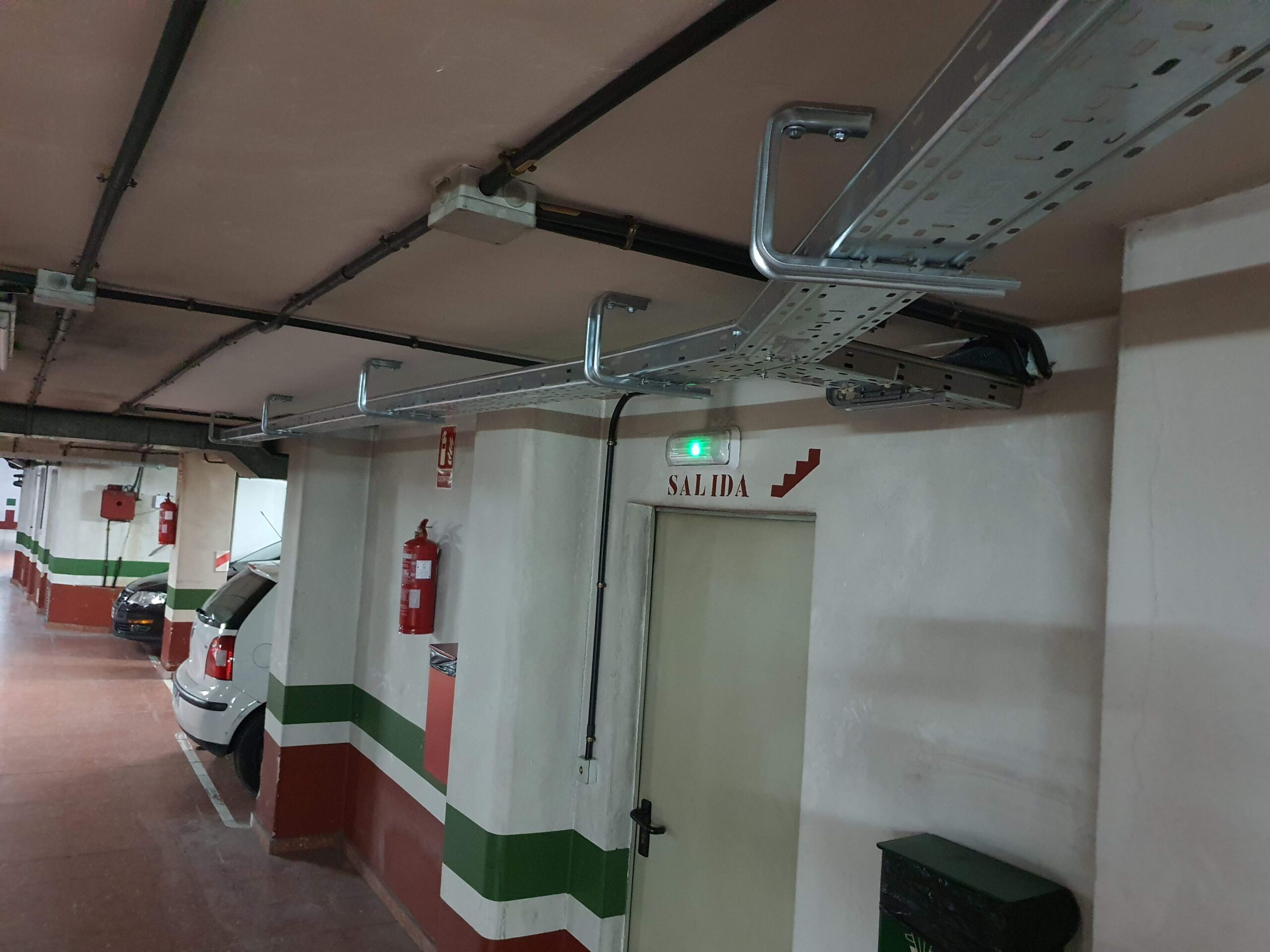 Coche eléctrico conectado a un punto de carga instalado por EVEX Movilidad Eléctrica