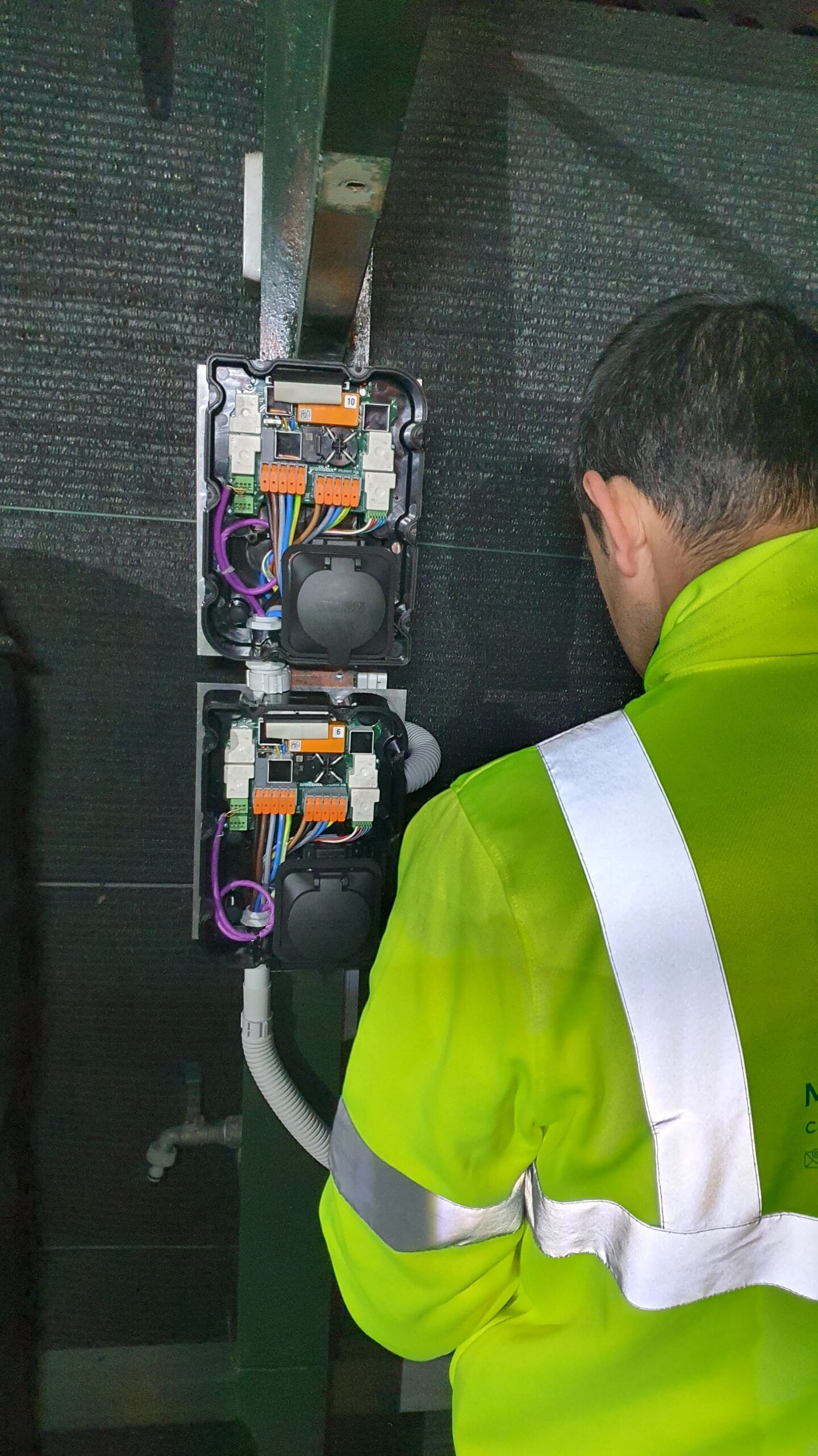 Instalación de puntos de carga para vehículos eléctricos en comunidades de vecinos.